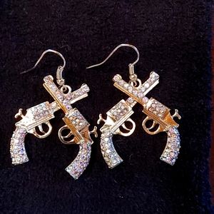 Crisscrossing Pistols gun western cowgirl rhinestone gold tone fishhook earrings